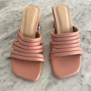 Size 34/4 low block heel in blush